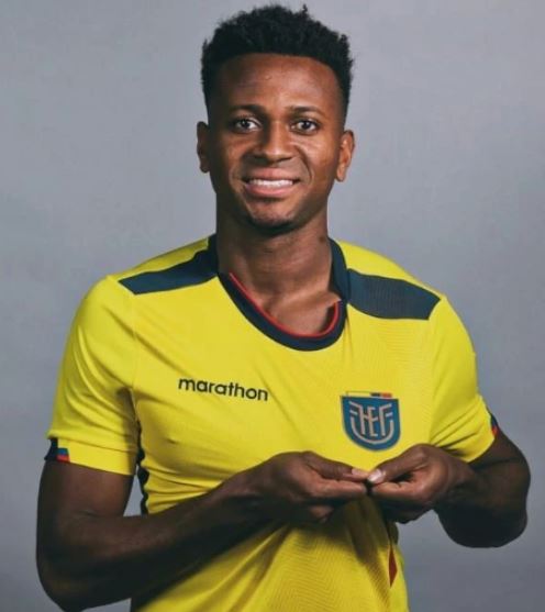 Michael Estrada wearing the jersey of the Ecuador national team for FIFA World Cup 2022